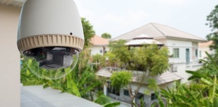 CONECTICPLUS : Pourquoi une caméra de surveillance à la maison ? ▷  Livraison 2h gratuite* ✓ Click & Collect en magasin Paris République